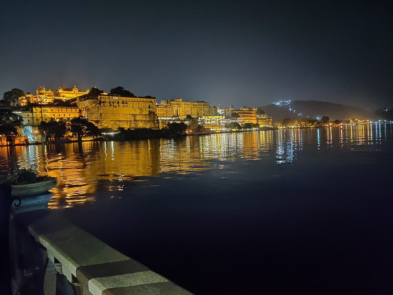 Udaipur nightlife: lakeside parties in the city of lakes